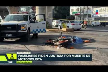 Una cámara captó el momento en que una camioneta negra embistió a un motociclista en Calzada Revolución, Guadalajara. El hombre murió y los responsables huyeron; aún no han sido identificados.