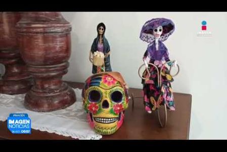 Efraín Franco, investigador de estética y cultura mexicana de la Universidad de #Guadalajara, advirtió que la conmemoración del #DíaDeMuertos ha comenzado a perder su sentido original de memoria e identidad para convertirse paulatinamente en una celebración festiva y de disfraces ligada a influencias como Halloween.

#NoticiasImagen

Síguenos en nuestras redes:

Instagram: https://www.instagram.com/imagentvgdl/
TikTok: https://www.tiktok.com/@imagennoticias
Twitter: https://twitter.com/ImagenTVGDL
Facebook: https://www.facebook.com/ImagenTVGDL/
Visita nuestro sitio Web: https://www.imagentv.com/guadalajara

Mantente siempre informado con las noticias sobre los acontecimientos más importantes a nivel nacional con Erick Breguer.

¡Déjanos tus comentarios, da like, comparte y suscríbete!