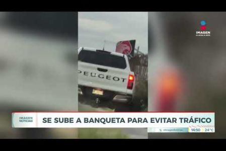 Un automovilista a bordo de un vehículo con placas del estado de Michoacán fue captado circulando sobre la banqueta peatonal de la Avenida Servidor Público, en el municipio de #Zapopan, con el fin de evadir la congestión vial de la mañana.

#NoticiasImagen

Síguenos en nuestras redes:

Instagram: https://www.instagram.com/imagentvgdl/
TikTok: https://www.tiktok.com/@imagennoticias
Twitter: https://twitter.com/ImagenTVGDL
Facebook: https://www.facebook.com/ImagenTVGDL/
Visita nuestro sitio Web: https://www.imagentv.com/guadalajara

Mantente siempre informado con las noticias sobre los acontecimientos más importantes a nivel nacional con Carolina Martínez.

¡Déjanos tus comentarios, da like, comparte y suscríbete!