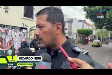 Un hombre armado con un filero agredió a repartidores y lesionó en la cara a uno de ellos en Guadalajara. Tras casi tres horas de tensión, fue detenido en una cafetería. Dos policías también resultaron heridos.