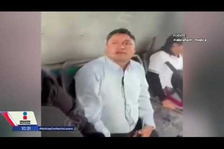 Pasajeros de un camión en la CDMX encararon y golpearon a un hombre por fotografiar sin su consentimiento a dos jóvenes. Aunque fue obligado a borrar las imágenes y prometió no volver a hacerlo, el sujeto logró escapar. 

#NoticiasConNachoLozano
#NoticiasImagen 

¡Como nadie en la noche! #ImagenNoticias con Nacho Lozano de lunes a viernes a las 10:30 pm en el 3.1 #ImagenTelevisión. 

Visita nuestro sitio Web: http://bit.ly/2nT2Wz5 

Síguenos en nuestras redes: 
Instagram: @imagentvnoticias 
Tiktok: @imagennoticias 
X: @ImagenNoticias_ 
Facebook: https://www.facebook.com/ImagenTVNoticias/ 

Aquí encontrarás la mejor información nacional e internacional de Imagen Noticias con Francisco Zea, Paola Rojas, Crystal Mendivil y Nacho Lozano.