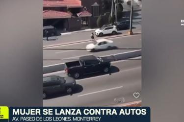 Joven se arroja contra un auto en Monterrey 