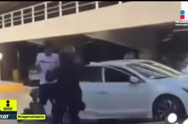 Jóvenes armados son sometidos en plaza comercial de MTY
