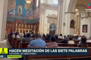 Fieles participan en Misa de las Siete Palabras en Monterrey