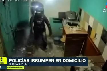Policías destrozan la pared de una casa en Guadalupe 