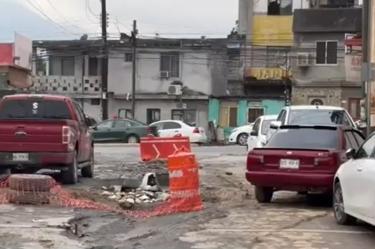 Obra inconclusa pone en peligro a peatones en Monterrey