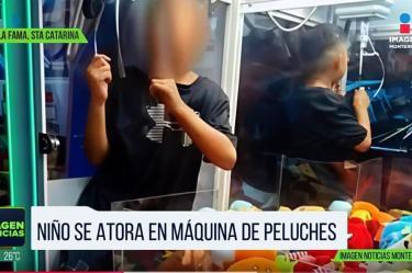 Niño queda atrapado en máquina de peluches
