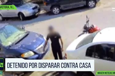 Sujeto llega en moto a balear casa en Salinas Victoria