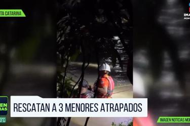 Rescatan a tres menores atrapados en Río Santa Catarina