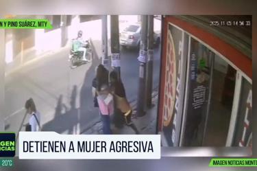 Capturan a mujer que agredía a transeúntes en Monterrey