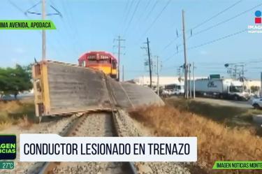 Tractocamión es destrozado por el tren en Apodaca