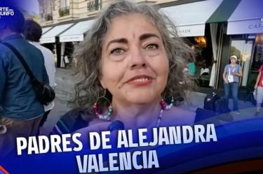 Los padres de Alejandra Valencia orgullosos su medalla