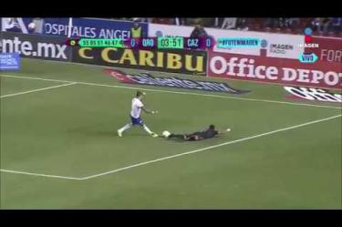 Velázquez le hizo penal a Camilo Sanvezzo