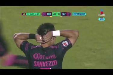 ¡Camilo Sanvezzo da un tiro bastante peligroso!