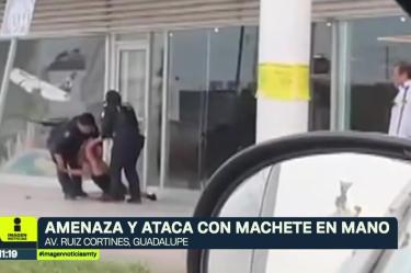 Detienen a mujer tras destrozar autos a machetazos en NL