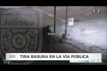 Un hombre fue detenido en la Col. Blanco y Cuéllar de #Guadalajara luego de ser detectado por cámaras del Escudo Urbano #C5 mientras arrojaba ramas y escombros desde un diablito en la vía pública.

#NoticiasImagen

Síguenos en nuestras redes:

Instagram: https://www.instagram.com/imagentvgdl/
TikTok: https://www.tiktok.com/@imagennoticias
Twitter: https://twitter.com/ImagenTVGDL
Facebook: https://www.facebook.com/ImagenTVGDL/
Visita nuestro sitio Web: https://www.imagentv.com/guadalajara

Mantente siempre informado con las noticias sobre los acontecimientos más importantes a nivel nacional con Carolina Martínez.

¡Déjanos tus comentarios, da like, comparte y suscríbete!