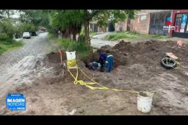 El #SIAPA inició la reparación del mega socavón de dos metros de profundidad en la Col. Mirador de la Reina, #Tonalá, tras ser grabado el momento en que un auto cayó en la cavidad.
#NoticiasImagen
Síguenos en nuestras redes:
Instagram: https://www.instagram.com/imagentvgdl/
TikTok: https://www.tiktok.com/@imagennoticias
Twitter: https://twitter.com/ImagenTVGDL
Facebook: https://www.facebook.com/ImagenTVGDL/
Visita nuestro sitio Web: https://www.imagentv.com/guadalajara
Mantente siempre informado con las noticias sobre los acontecimientos más importantes a nivel nacional con Erick Breguer.
¡Déjanos tus comentarios, da like, comparte y suscríbete!