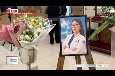 El cuerpo de la estudiante #KarlaMargarita Pérez Jiménez fue sepultado en el panteón Jardines del Tiempo en #Irapuato, #Guanajuato, tras ser despedido por familiares, amigos y ciudadanos.
#NoticiasImagen
Síguenos en nuestras redes:
Instagram: https://www.instagram.com/imagentvgdl/
TikTok: https://www.tiktok.com/@imagennoticias
Twitter: https://twitter.com/ImagenTVGDL
Facebook: https://www.facebook.com/ImagenTVGDL/
Visita nuestro sitio Web: https://www.imagentv.com/guadalajara
Mantente siempre informado con las noticias sobre los acontecimientos más importantes a nivel nacional con Carolina Martínez.
¡Déjanos tus comentarios, da like, comparte y suscríbete!
