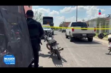 Un hombre fue localizado sin vida y con una bolsa en la cabeza en el cruce de las calles Corea del Sur y Europa, dentro del fraccionamiento Villas de Andalucía, en #Juanacatlán.
#NoticiasImagen
Síguenos en nuestras redes:
Instagram: https://www.instagram.com/imagentvgdl/
TikTok: https://www.tiktok.com/@imagennoticias
Twitter: https://twitter.com/ImagenTVGDL
Facebook: https://www.facebook.com/ImagenTVGDL/
Visita nuestro sitio Web: https://www.imagentv.com/guadalajara
Mantente siempre informado con las noticias sobre los acontecimientos más importantes a nivel nacional con Erick Breguer.
¡Déjanos tus comentarios, da like, comparte y suscríbete!