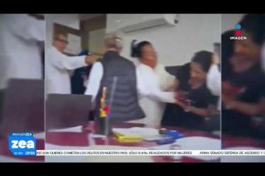 Un video enviado en exclusiva a #ImagenNoticias muestra una pelea entre trabajadores del Hospital General Xoco en la CDMX. El conflicto inició presuntamente luego de que una trabajadora le arrojara café caliente a una enfermera.