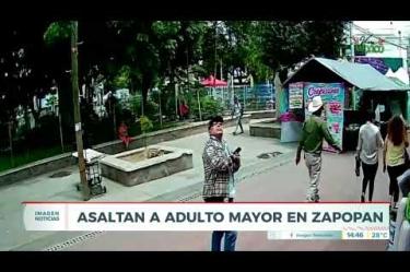 Cámaras de seguridad captaron el modus operandi de una pareja de delincuentes que ataca a adultos mayores en la plaza principal de #Tesistán, en #Zapopan. De acuerdo con las imágenes difundidas, uno de los implicados arroja disimuladamente una sustancia sobre las prendas de la víctima, mientras su cómplice se aproxima para alertarle del supuesto incidente y ofrecerle ayuda.
#NoticiasImagen
Síguenos en nuestras redes:
Instagram: https://www.instagram.com/imagentvgdl/
TikTok: https://www.tiktok.com/@imagennoticias
Twitter: https://twitter.com/ImagenTVGDL
Facebook: https://www.facebook.com/ImagenTVGDL/
Visita nuestro sitio Web: https://www.imagentv.com/guadalajara
Mantente siempre informado con las noticias sobre los acontecimientos más importantes a nivel nacional con Carolina Martínez.
¡Déjanos tus comentarios, da like, comparte y suscríbete!