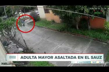 Un sujeto que se desplazaba a bordo de una bicicleta atacó por la espalda a una mujer de la tercera edad para arrebatarle sus pertenencias mientras caminaba por los andadores de la Col. El Sauz, en los límites de #Guadalajara y #Tlaquepaque.

#NoticiasImagen

Síguenos en nuestras redes:

Instagram: https://www.instagram.com/imagentvgdl/
TikTok: https://www.tiktok.com/@imagennoticias
Twitter: https://twitter.com/ImagenTVGDL
Facebook: https://www.facebook.com/ImagenTVGDL/
Visita nuestro sitio Web: https://www.imagentv.com/guadalajara

Mantente siempre informado con las noticias sobre los acontecimientos más importantes a nivel nacional con Carolina Martínez.

¡Déjanos tus comentarios, da like, comparte y suscríbete!