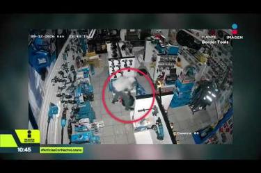Un hombre abrió un hoyo en el techo para asaltar una ferretería de Ciudad Juárez, #Chihuahua. El dueño dijo a ImagenNoticias de la Noche, que el ladrón se llevó herramientas de 130 mil pesos. Si creían que habían visto todo tipo de robos, mire cómo lo logró:
#NoticiasConNachoLozano
#NoticiasImagen
¡Como nadie en la noche! #ImagenNoticias con Nacho Lozano de lunes a viernes a las 10:30 pm en el 3.1 #ImagenTelevisión.
Visita nuestro sitio Web: http://bit.ly/2nT2Wz5
Síguenos en nuestras redes:
Instagram: @imagentvnoticias
Tiktok: @imagennoticias
X: @ImagenNoticias_
Facebook: https://www.facebook.com/ImagenTVNoticias/
Aquí encontrarás la mejor información nacional e internacional de Imagen Noticias con Francisco Zea, Paola Rojas, Crystal Mendivil y Nacho Lozano.