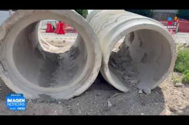 A más de dos semanas de la aparición del primer hundimiento en el cruce de la Av. Enrique Díaz de León y la calle Reloj, en la Col. Jardines del Country de #Guadalajara, la obra muestra avances significativos aunque persisten las afectaciones viales para automovilistas y residentes.
#NoticiasImagen
Síguenos en nuestras redes:
Instagram: https://www.instagram.com/imagentvgdl/
TikTok: https://www.tiktok.com/@imagennoticias
Twitter: https://twitter.com/ImagenTVGDL
Facebook: https://www.facebook.com/ImagenTVGDL/
Visita nuestro sitio Web: https://www.imagentv.com/guadalajara
Mantente siempre informado con las noticias sobre los acontecimientos más importantes a nivel nacional con Erick Breguer.
¡Déjanos tus comentarios, da like, comparte y suscríbete!