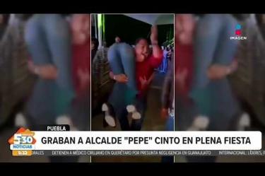 José “Pepe” Cinto Bernal, alcalde morenista del municipio de Juan C. Bonilla, Puebla, fue grabado en el momento en el que está cargando a una mujer por el hombro, pero la está tocando enfrente de todo el mundo; todo ocurrió durante los festejos patrios.