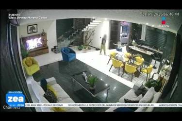 Cielo de 23 años reveló este y otros videos en donde deja al descubierto la brutal agresión que vive a manos de su propio padre en Guadalajara, el hombre la amenaza con un cuchillo y un machete tras una discusión en su vivienda.