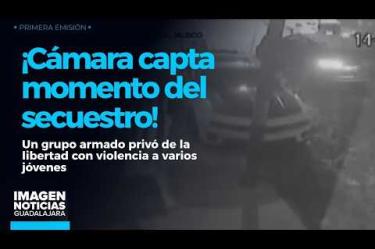 Un video que circula en redes sociales muestra presuntamente el momento en que un grupo armado privó de la libertad con violencia a varios jóvenes en la Col. Arenales Tapatíos, en #Zapopan.
#NoticiasImagen
Síguenos en nuestras redes:
Instagram: https://www.instagram.com/imagentvgdl/
TikTok: https://www.tiktok.com/@imagennoticias
Twitter: https://twitter.com/ImagenTVGDL
Facebook: https://www.facebook.com/ImagenTVGDL/
Visita nuestro sitio Web: https://www.imagentv.com/guadalajara
Mantente siempre informado con las noticias sobre los acontecimientos más importantes a nivel nacional con Erick Breguer.
¡Déjanos tus comentarios, da like, comparte y suscríbete!