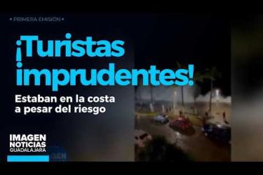 Pese a las alertas por el alto oleaje que invadió las calles del Malecón de #PuertoVallarta, varios turistas arriesgaron su integridad al acudir a tomar fotos y cruzar la vialidad corriendo para esquivar el agua. Protección Civil reiteró el llamado a no exponerse y atender las indicaciones de seguridad.

#NoticiasImagen

Síguenos en nuestras redes:

Instagram: https://www.instagram.com/imagentvgdl/
TikTok: https://www.tiktok.com/@imagennoticias
Twitter: https://twitter.com/ImagenTVGDL
Facebook: https://www.facebook.com/ImagenTVGDL/
Visita nuestro sitio Web: https://www.imagentv.com/guadalajara

Mantente siempre informado con las noticias sobre los acontecimientos más importantes a nivel nacional con Erick Breguer.

¡Déjanos tus comentarios, da like, comparte y suscríbete!