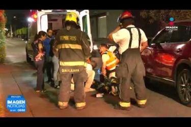 Un motociclista de aproximadamente 50 años resultó gravemente herido tras derrapar debido al mal estado de un registro destruido sobre la Av. López de Legazpi, al cruce con la Av. 8 de Julio, en #Guadalajara.