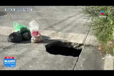 Vecinos y automovilistas alertan sobre la presencia de un socavón de considerables dimensiones debajo del cruce de la calle Montes Marcianos y Nudo de Zempoaltepec, en #Guadalajara.