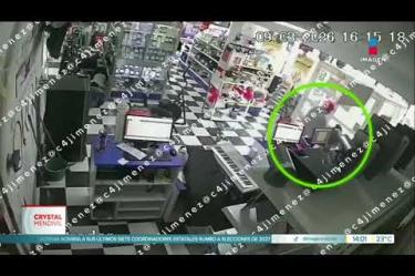 El tipo con el arma amagó a los empleados, mientras su cómplice vaciaba la bodega donde guardan los objetos de valor.