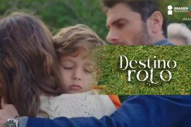 ¿El destino puede ser tan cruel que te quite lo más preciado? La tensión se apodera de la mansión mientras un niño se debate entre la vida y la muerte tras un dramático incidente. Las acusaciones vuelan y un pasado turbulento amenaza con destruir el presente.<br /><br />Descubre si el amor de una madre y la llegada de un nuevo cuidador podrán sanar las heridas del pasado y salvar a un pequeño de las sombras que lo acechan. La familia se enfrenta a una prueba de fuego donde las decisiones equivocadas podrían tener consecuencias devastadoras. ¿Será este el punto de quiebre o el comienzo de una nueva esperanza?<br /><br />La lucha por la verdad y la protección de un inocente se intensifica. Los secretos familiares salen a la luz, poniendo a prueba la lealtad y el coraje de quienes buscan un futuro mejor.<br /><br />#DestinoRoto #AmorDeMadre #DramaFamiliar