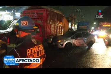 Un aparatoso choque se registró alrededor de las 3:00 de la mañana sobre la Av. del Mercado y Calle 10, en las inmediaciones del Mercado de Abastos de #Guadalajara, donde un vehículo de carga terminó aplastando a un automóvil particular.