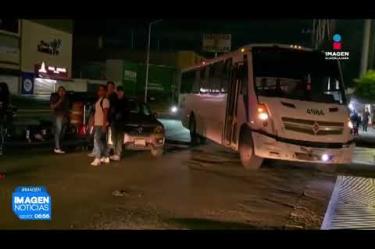 Una joven motociclista se encuentra en estado grave tras impactarse contra un automóvil en el cruce de las Avenidas de las Américas y Concepción del Valle, en #Tlajomulco de Zúñiga.

#NoticiasImagen

Síguenos en nuestras redes:

Instagram: https://www.instagram.com/imagentvgdl/
TikTok: https://www.tiktok.com/@imagennoticias
Twitter: https://twitter.com/ImagenTVGDL
Facebook: https://www.facebook.com/ImagenTVGDL/
Visita nuestro sitio Web: https://www.imagentv.com/guadalajara

Mantente siempre informado con las noticias sobre los acontecimientos más importantes a nivel nacional con Erick Breguer.

¡Déjanos tus comentarios, da like, comparte y suscríbete!