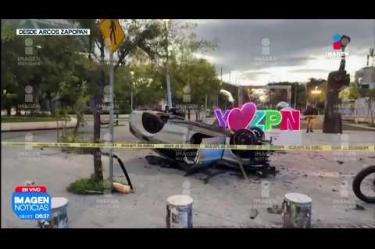 Un auto de lujo quedó completamente destruido tras volcar en la zona de Arcos de Zapopan. El conductor logró salir prácticamente ileso. La lateral superior de avenida Américas permanece afectada hacia el centro de Zapopan.