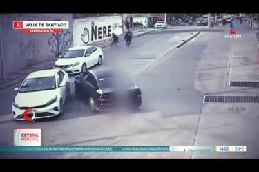 Sujetos fuertemente armados atacaron a los pasajeros de un coche en la zona centro del municipio de Valle de Santiago, en Guanajuato.