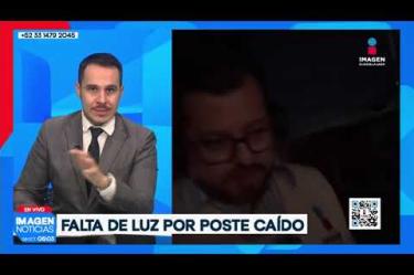 Vecinos y peatones enfrentan severos riesgos en la Av. Base Aérea, a una cuadra de Av. Juan Gil Preciado en #Zapopan, por la falta generalizada de alumbrado público que deja el tramo a oscuras. A esta falla de iluminación se suma un poste derribado por un choque el fin de semana, el cual permanece tirado sobre la vía pública sin ser retirado por las autoridades.