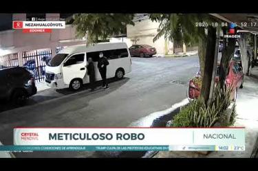 Tras escanear su objetivo, el cómplice sacó una bolsa de aire de cerrajería que metió a un costado de la puerta del conductor.