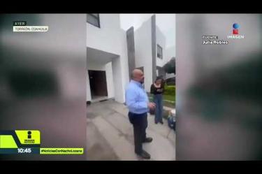 Embargaron una casa por error en #Torreón, #Coahuila. Unos embargadores se equivocaron de número, entraron a la casa 148 en vez de la 146 y sacaron las cosas de la vecina a la calle. Ahora la afectada los va a demandar por los daños y el abuso de autoridad.
#NoticiasConNachoLozano
#NoticiasImagen
¡Como nadie en la noche! #ImagenNoticias con Nacho Lozano de lunes a viernes a las 10:30 pm en el 3.1 #ImagenTelevisión.
Visita nuestro sitio Web: http://bit.ly/2nT2Wz5
Síguenos en nuestras redes:
Instagram: @imagentvnoticias
Tiktok: @imagennoticias
X: @ImagenNoticias_
Facebook: https://www.facebook.com/ImagenTVNoticias/
Aquí encontrarás la mejor información nacional e internacional de Imagen Noticias con Francisco Zea, Paola Rojas, Crystal Mendivil y Nacho Lozano.