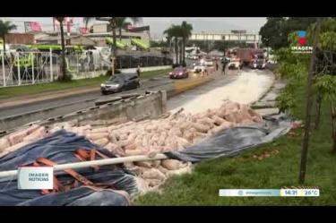 Un tractocamión cargado con toneladas de cal sufrió una volcadura en Av. López Mateos Sur, justo en la incorporación hacia Periférico en sentido al poniente, luego de que el peso de la mercancía venciera a la unidad.
#NoticiasImagen
Síguenos en nuestras redes:
Instagram: https://www.instagram.com/imagentvgdl/
TikTok: https://www.tiktok.com/@imagennoticias
Twitter: https://twitter.com/ImagenTVGDL
Facebook: https://www.facebook.com/ImagenTVGDL/
Visita nuestro sitio Web: https://www.imagentv.com/guadalajara
Mantente siempre informado con las noticias sobre los acontecimientos más importantes a nivel nacional con Carolina Martínez.
¡Déjanos tus comentarios, da like, comparte y suscríbete!