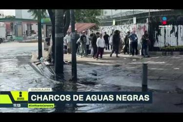 Agua pestilente permanece estancada en av. La Paz y Calzada Independencia, en la colonia Mexicaltzingo, Guadalajara. Usuarios evitan la parada para no recibir salpicaduras y piden revisar el drenaje.