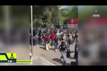 Una protesta por denuncias de acoso sexual en la Prepa 12 de la UdeG terminó con riñas y altercados. Hubo lanzamiento de objetos y presencia de policías; no se reportaron detenidos.