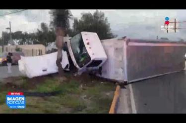 Un tráiler volcó de manera aparatosa luego de chocar contra un camellón en Guadalupe. 

No te pierdas Imagen Noticias Monterrey con Brenda Cavazos de lunes a viernes por Imagen Televisión Monterrey.

Síguenos en nuestras redes
Instagram: https://www.instagram.com/imagentvmonterrey/
Twitter: https://twitter.com/ImagenTVMTY
Facebook: https://www.facebook.com/ImagenTVMTY/

Mantente siempre informado con las noticias sobre los acontecimientos más importantes a nivel nacional con Claudia Ovalle y Brenda Cavazos.


¡Dale like y suscríbete!
