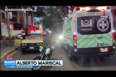 Dos jóvenes a bordo de una motocicleta sufrieron un aparatoso accidente tras ser cortada su circulación por un camión de transporte empresarial en el cruce de Avenida Acueducto y San Marcos, en la Col. Santa Margarita de #Zapopan.