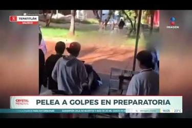 Este sujeto además de incitar a la pelea le grita y reclama a una de las jóvenes agredidas.