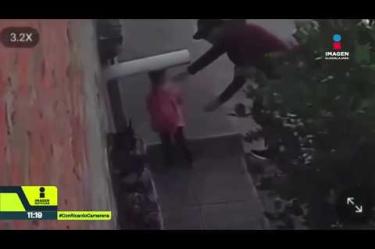 Una cámara captó el momento en que un hombre se lleva a una niña de 3 años en Encarnación de Díaz, Jalisco. Su madre confirmó que se trata del padre, quien tiene la custodia legal de la menor.